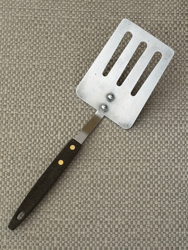 Vintage Unbranded Short Handle Slotted Spatula Turner Flipper Stainless USA 10½”