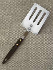 Vintage Unbranded Short Handle Slotted Spatula Turner Flipper Stainless USA 10½”