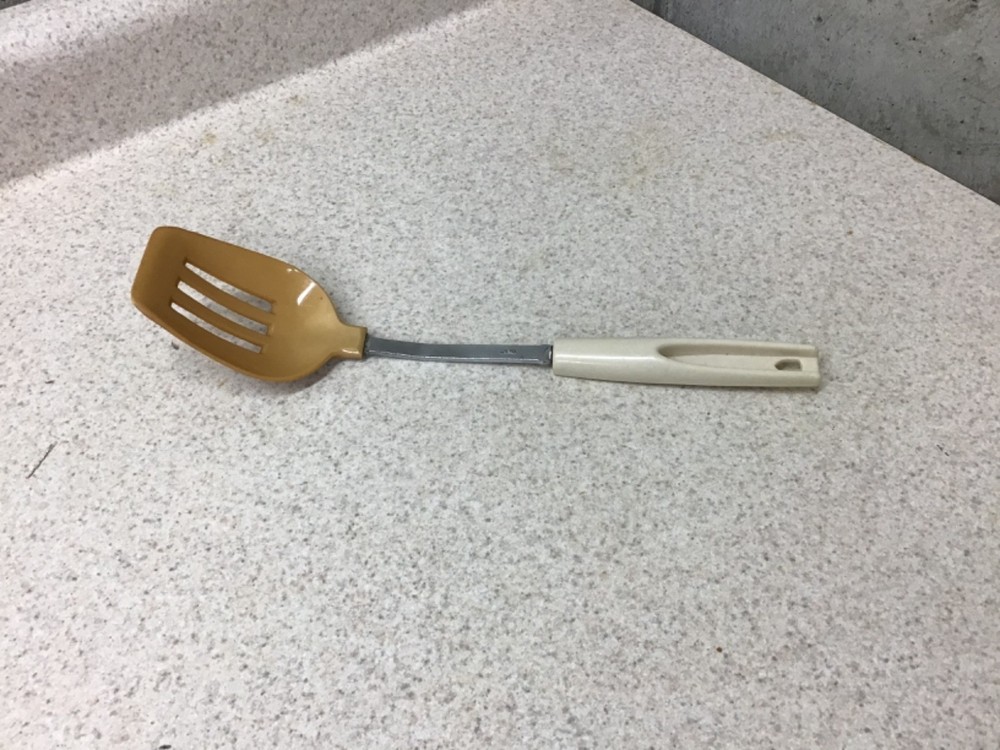 Vintage Ekco-Like Unbranded Nylon Slotted Spoon beige/yellow Serving Cooking