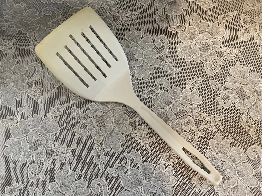 Vintage Unbranded Nylon Spatula 5 Slot Short Handle 11” Flipper Turner