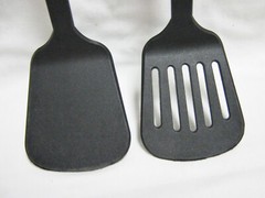2 UNBRANDED BLACK PLASTIC/NYLON SPATULAS TURNERS UTENSILS SOLID & SLOTTED
