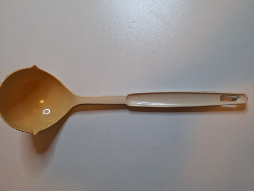 Ekco Vintage Beige plastic kitchen ladle, made in USA dishwasher safe