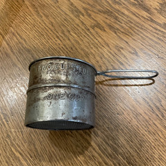 Vintage Unbranded 2 Cup Shaker Style Flour / Sugar Sifter