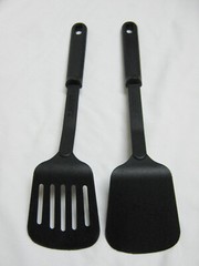 2 UNBRANDED BLACK PLASTIC/NYLON SPATULAS TURNERS UTENSILS SOLID & SLOTTED
