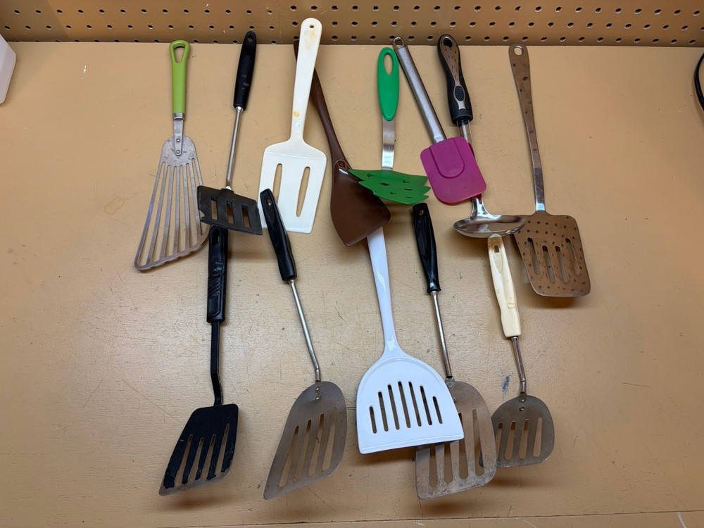 Vintage Kitchen Spatula Flipper Lot of 13- Ecko, Robinson, Foley, Unbranded