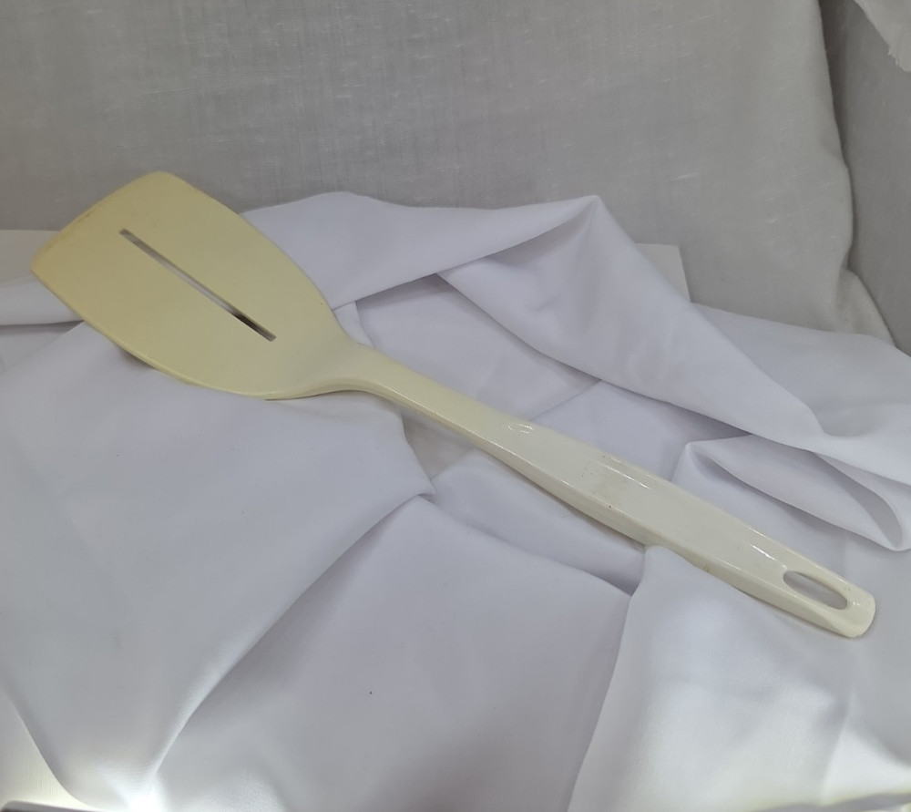 Foley Vintage Off White Nylon Plastic single Slotted Spatula 11.5″