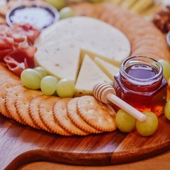 Dicunoy Acacia Wood Pizza Peel, 12″ Round Charcuterie Board with Handle, Cutt…