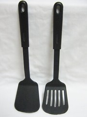 2 UNBRANDED BLACK PLASTIC/NYLON SPATULAS TURNERS UTENSILS SOLID & SLOTTED